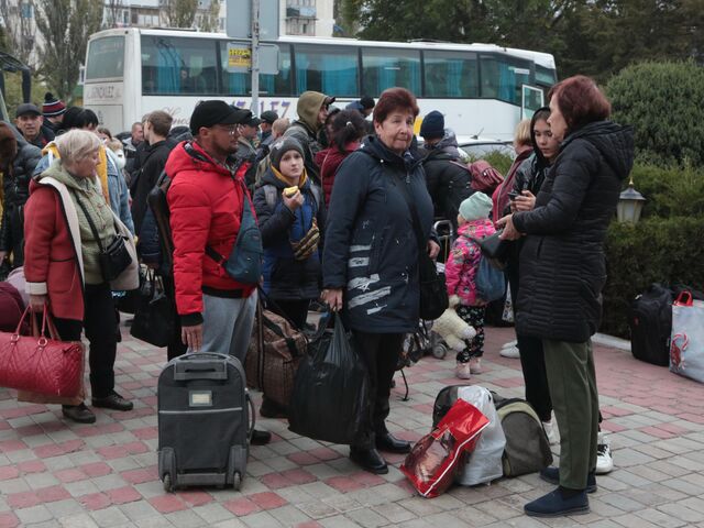 Эвакуированные жители Херсона возле железнодорожного вокзала в Джанкое