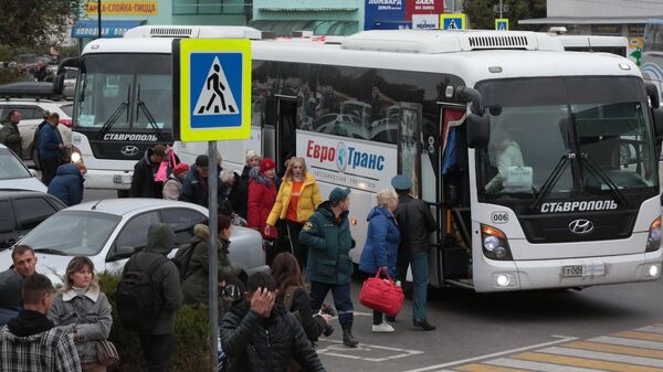 Эвакуированные жители Херсона выходят из автобусов
