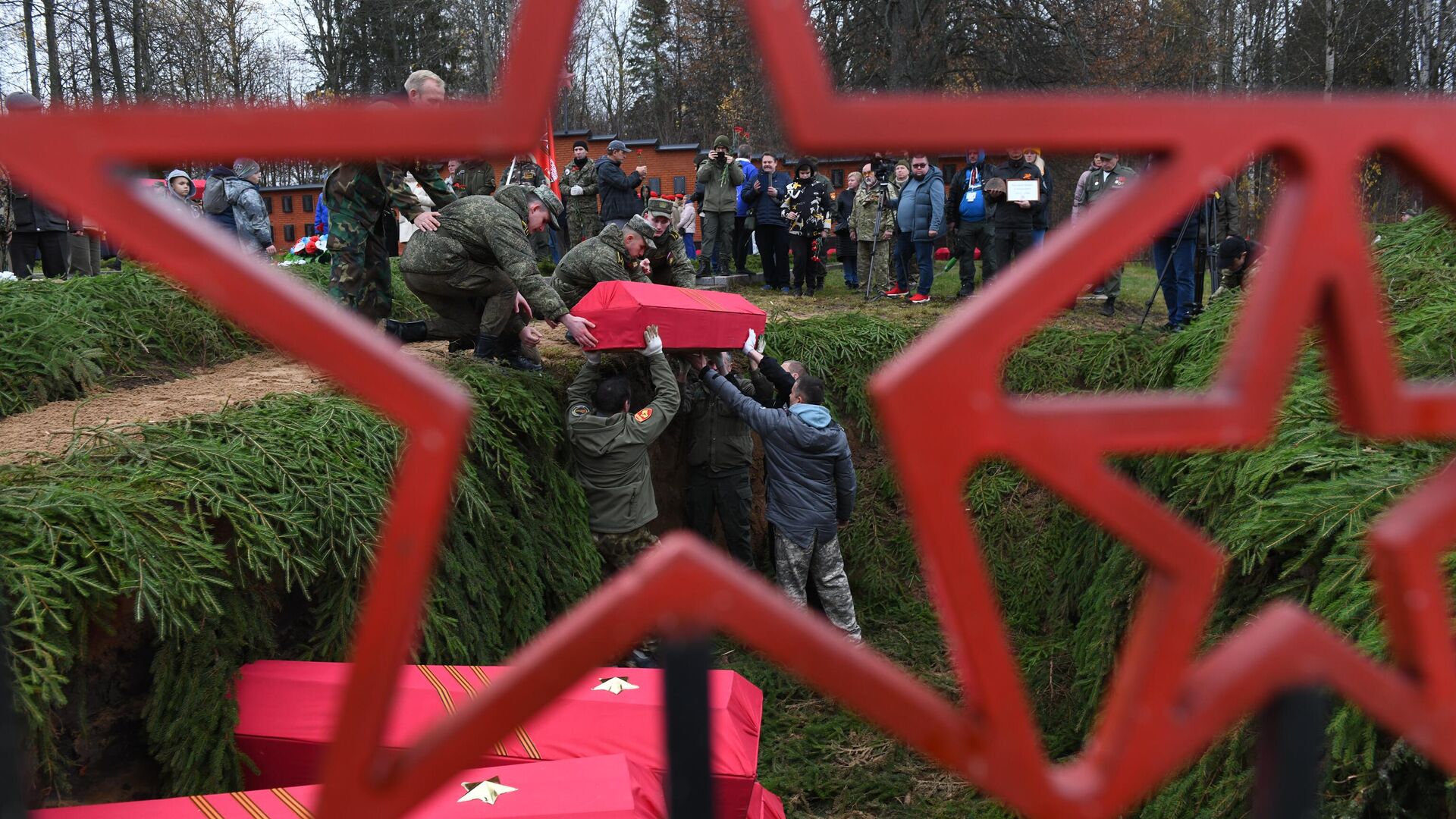 Церемония перезахоронения останков красноармейцев времен Великой Отечественной Войны в деревне Мокрое Московской области - РИА Новости, 1920, 22.10.2022