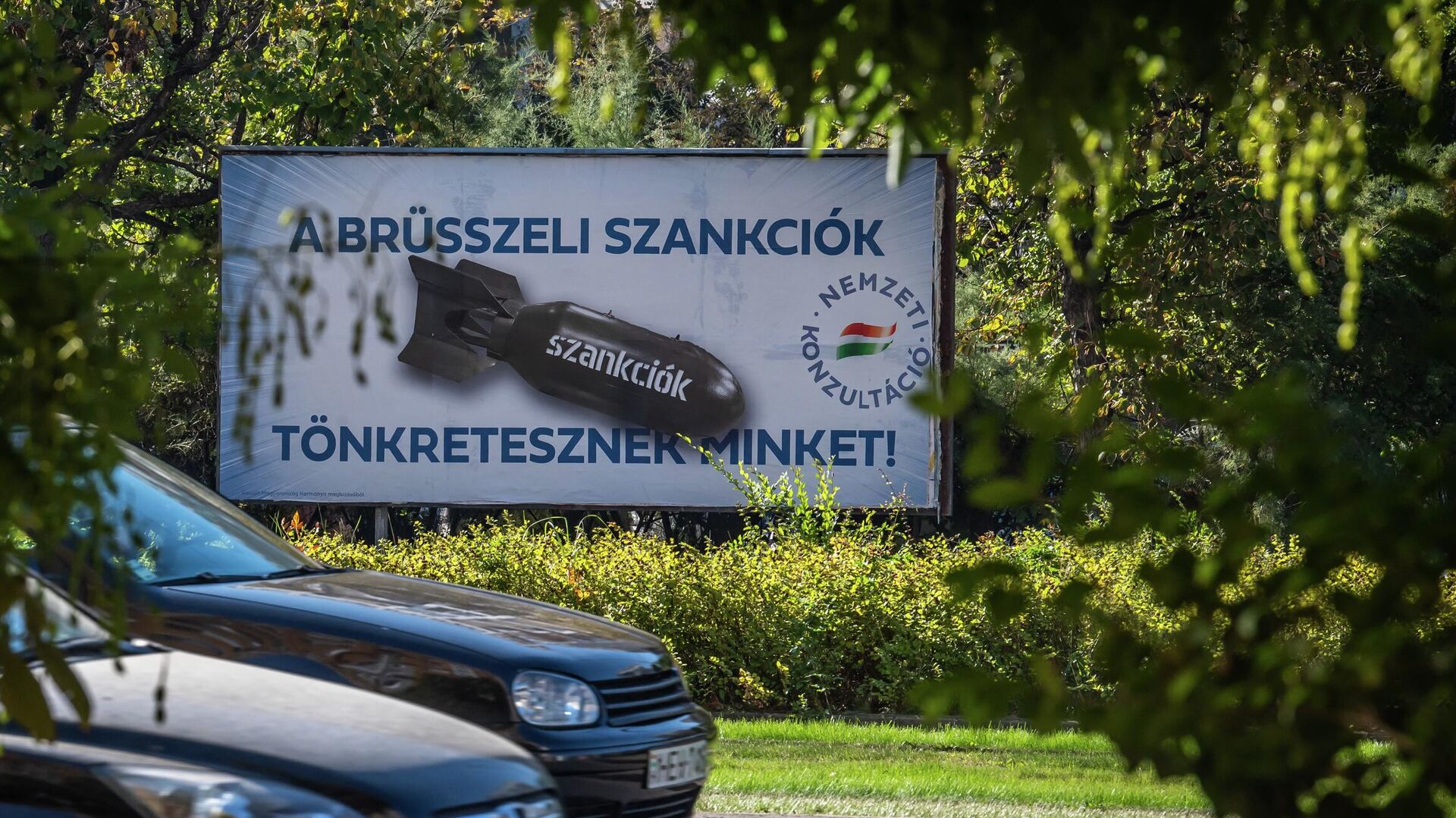 Плакат с надписью Брюссельские санкции изнуряют нас на одной из улиц Будапешта, Венгрия - РИА Новости, 1920, 22.10.2022