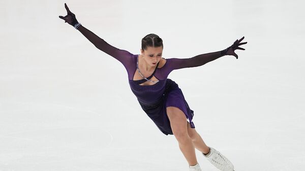 Камила Валиева выступает с короткой программой в женском одиночном катании на I этапе Гран-при России по фигурному катанию Золотой конек Москвы