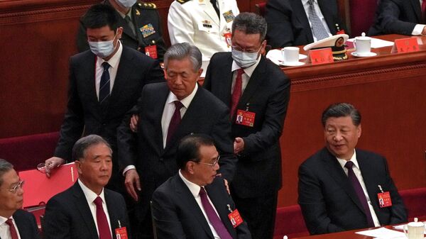 Момент, когда Ху Цзиньтао помогают покинуть церемонию закрытия съезда КПК