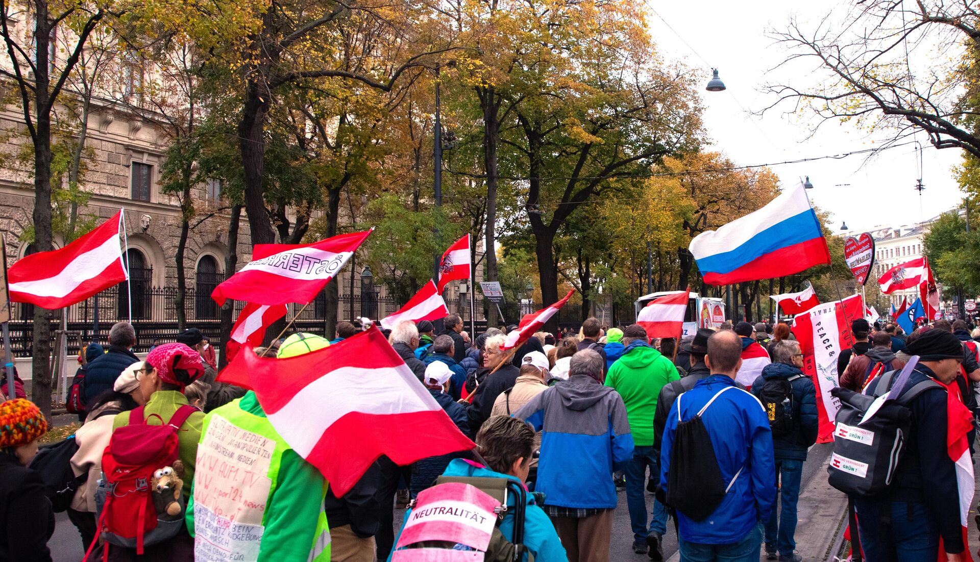 Участники митинга против антироссийских санкций в Вене - РИА Новости, 1920, 21.11.2023
