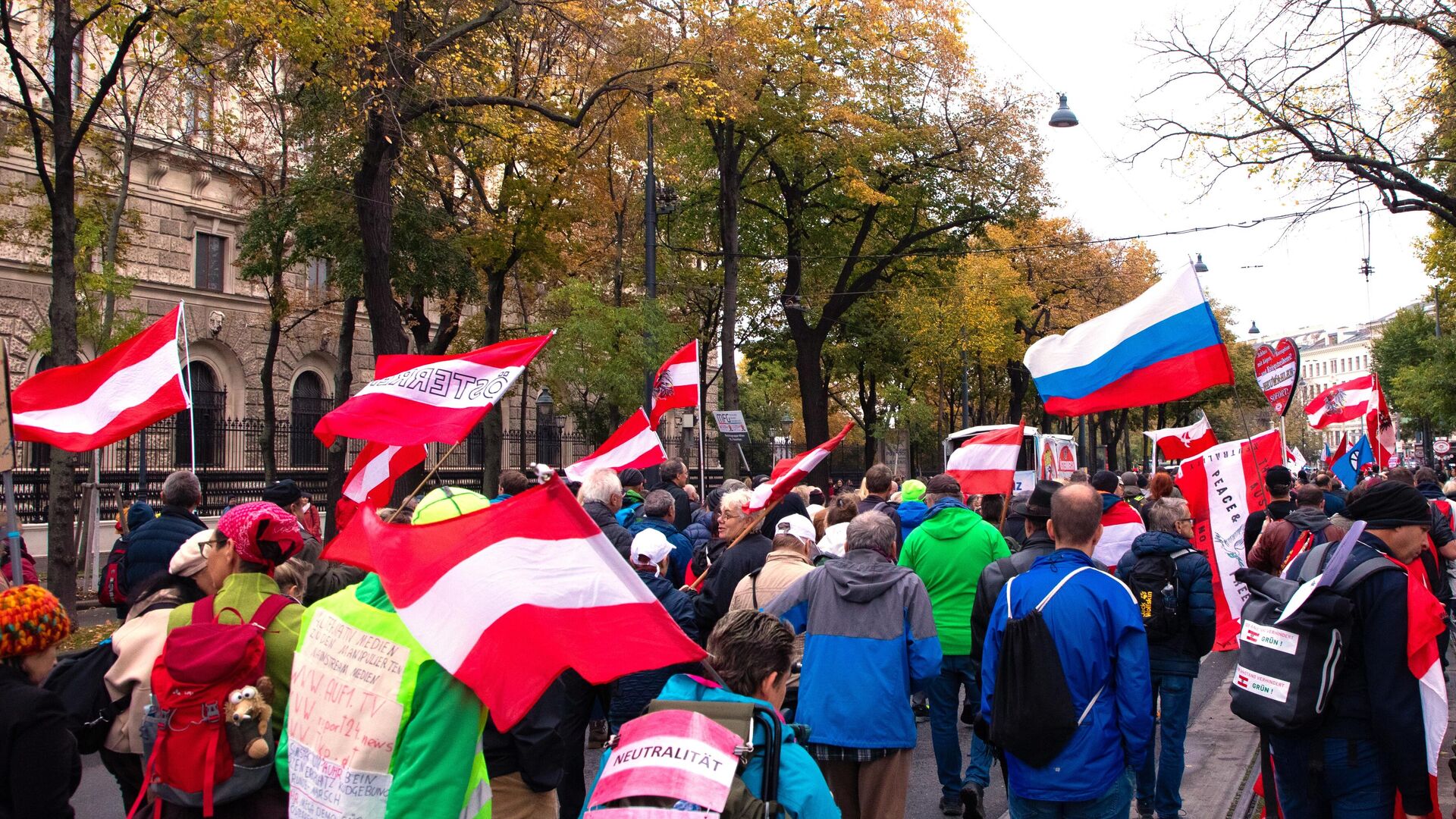 Участники митинга против антироссийских санкций в Вене. Архивное фото. - РИА Новости, 1920, 21.01.2023