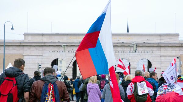 Участники митинга против антироссийских санкций в Вене