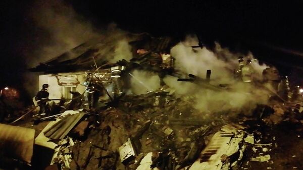 Пожарные на месте падения самолета в Иркутске. Кадр видео