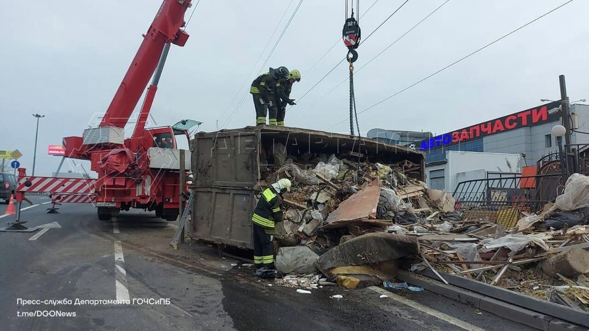 На Ярославском шоссе в Москве опрокинулся грузовик - РИА Новости, 23.10.2022