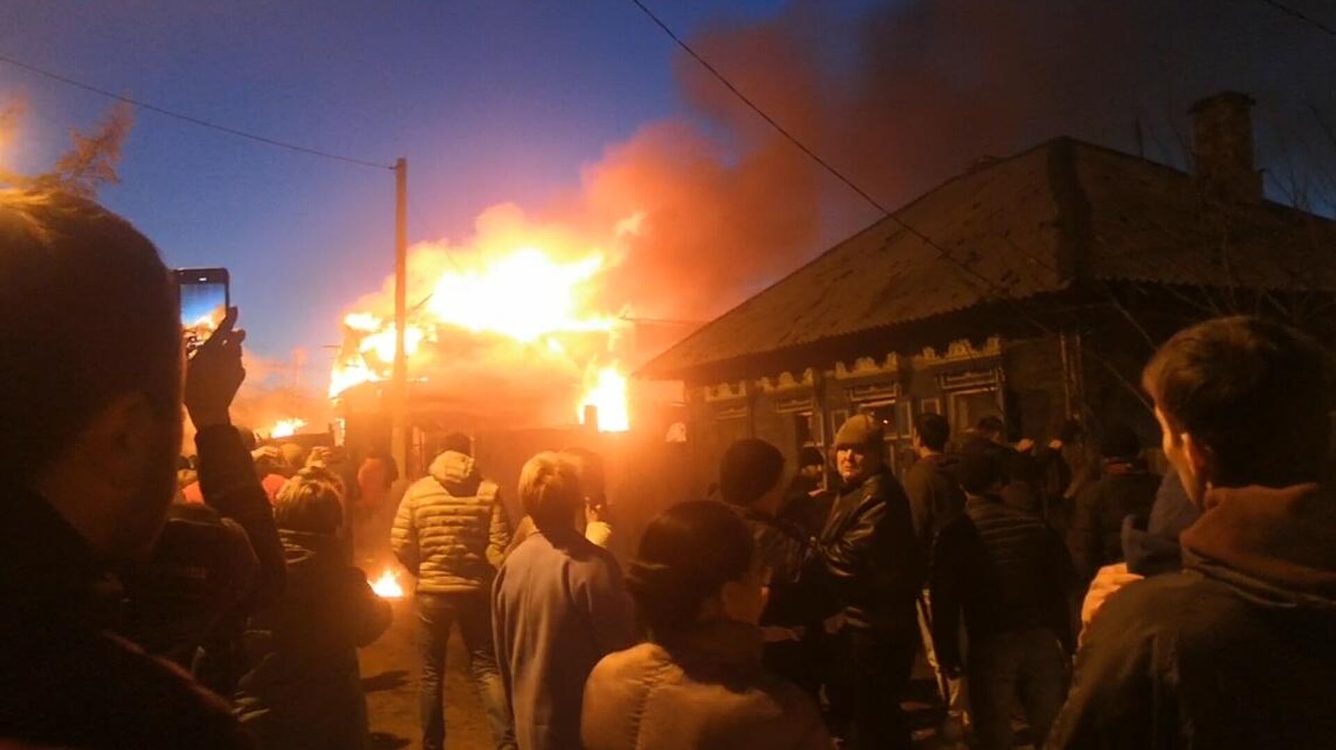 Πυρκαγιά σε ιδιωτικό σπίτι ως αποτέλεσμα της συντριβής ενός αεροσκάφους Su-30 στο Ιρκούτσκ - RIA Novosti, 1920, 23/10/2022