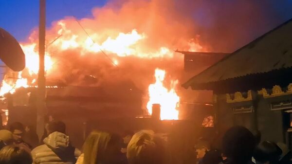 Пожар в частном доме, возникший в результате падения самолета Су-30 в Иркутске