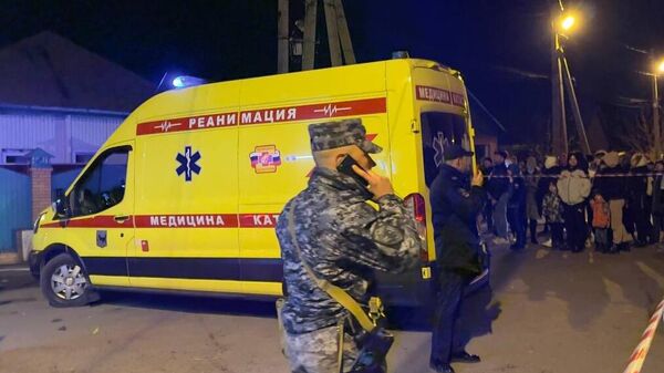 Автомобиль реанимации возле места падения самолета Су-30 в Иркутске