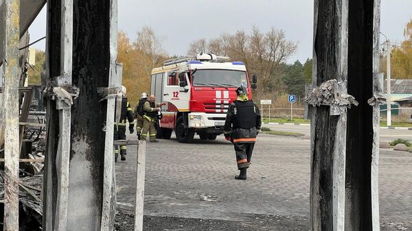 Пожарная машина на месте обстрела в Белгородской области