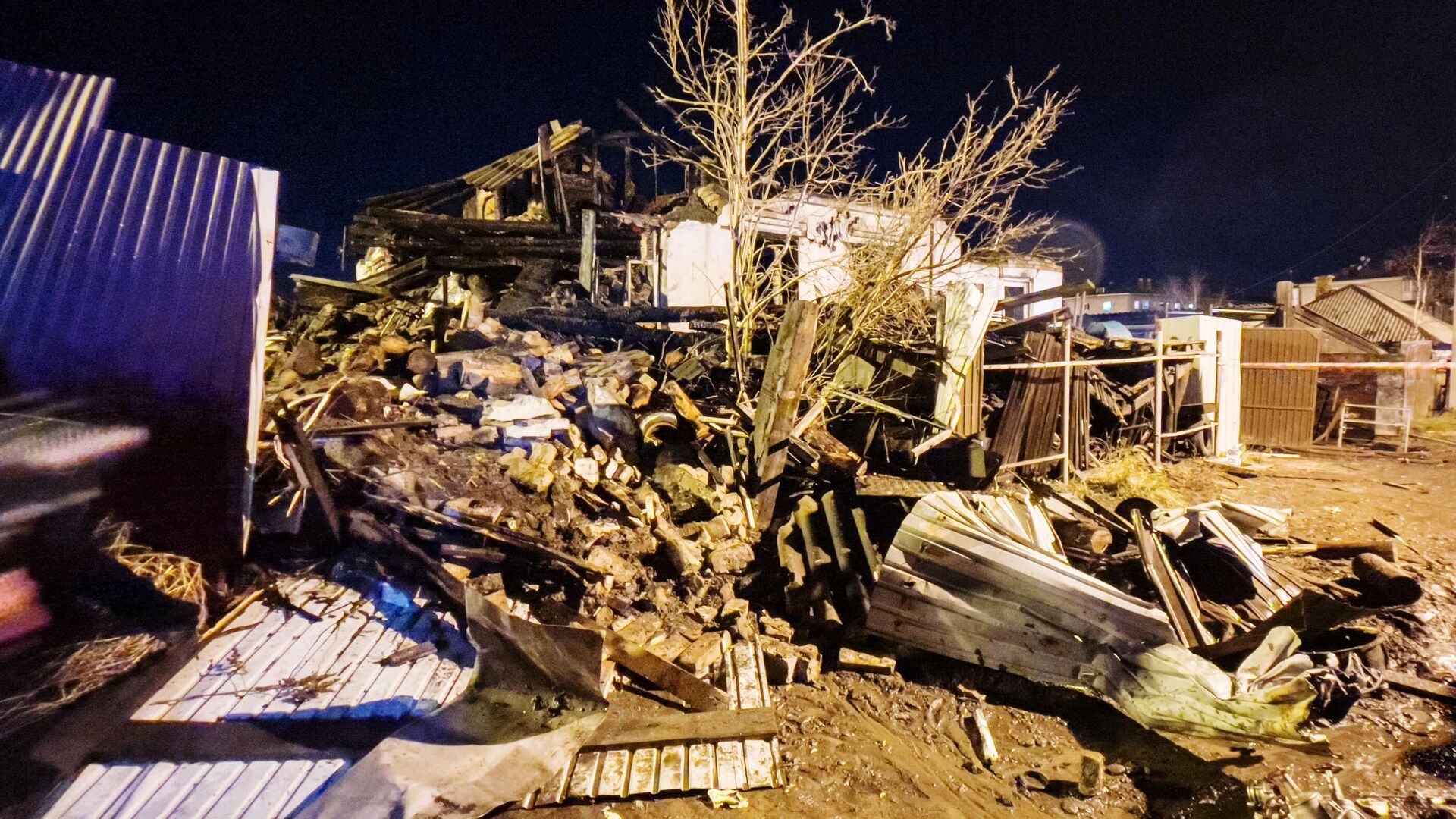 Разрушенный дом в результате падения самолета Су-30 в Иркутске - РИА Новости, 1920, 23.10.2022