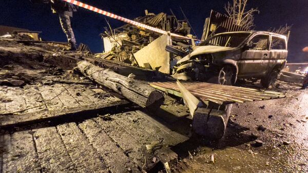 Сгоревший автомобиль в результате падения самолета Су-30 в Иркутске