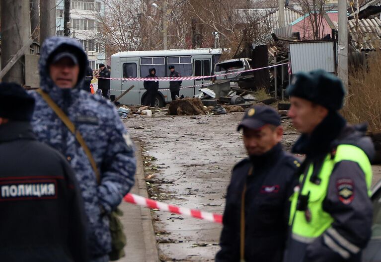 Сотрудники полиции и Росгвардии работают на месте крушения самолета Су-30 в Иркутске