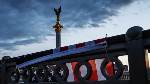 Флаг США на площади Независимости в Киеве