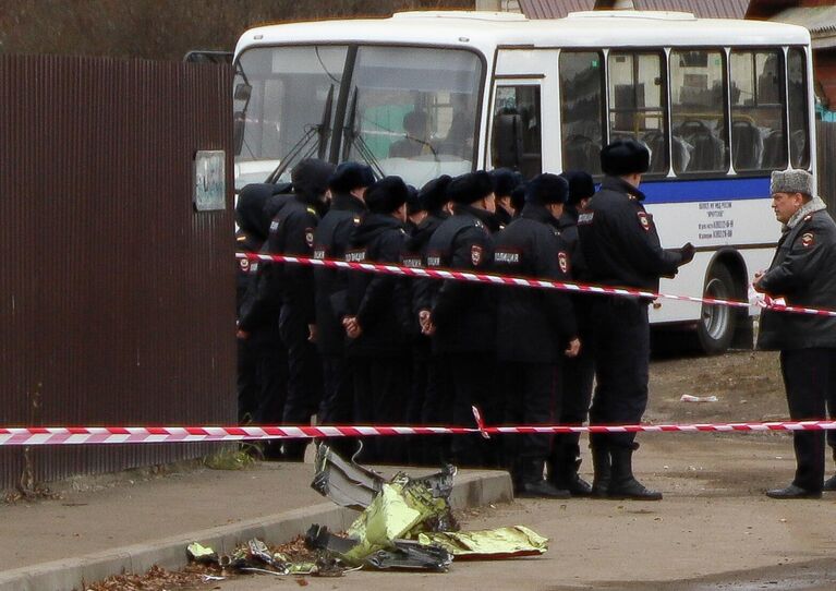 Сотрудники полиции рядом с обломками самолета Су-30 в Иркутске