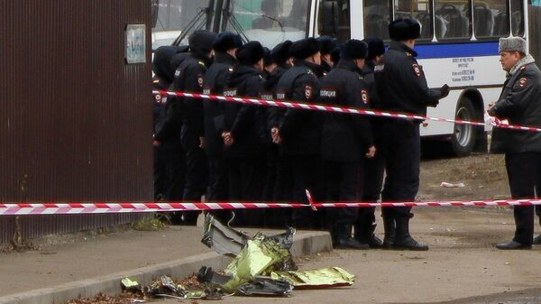 Сотрудники полиции рядом с обломками самолета Су-30 в Иркутске