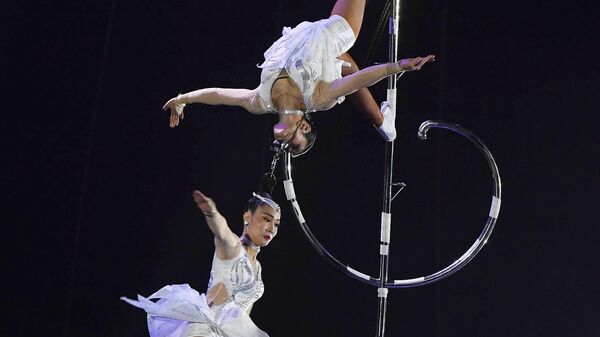 Воздушные гимнастки Du Son выступают на Международном фестивале циркового искусства Принцесса цирка