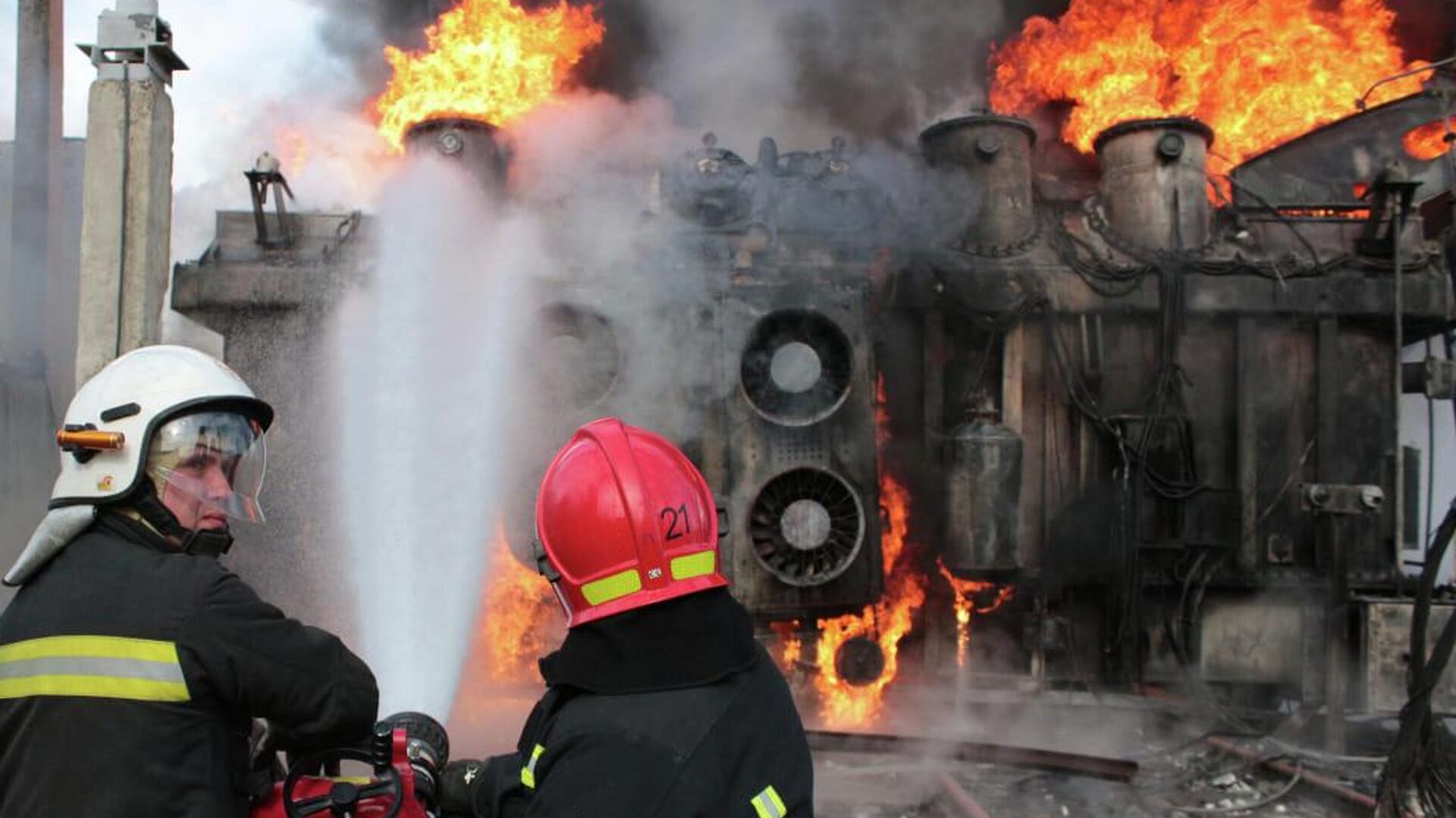Украинские пожарные во время тушения пожара на объекте энергетики - РИА Новости, 1920, 01.11.2022