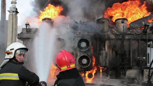 Украинские пожарные во время тушения пожара на объекте инфраструктуры . Архивное фото