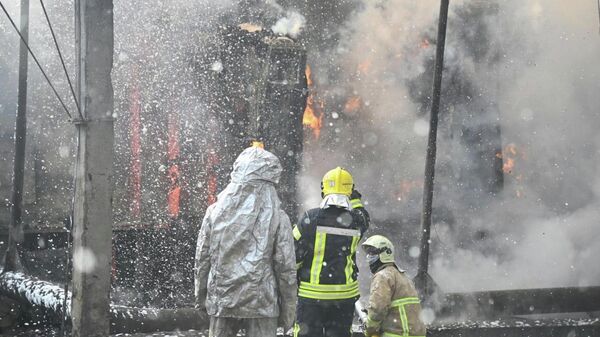 Украинские пожарные во время тушения пожара на объекте энергетики в Ровенской области