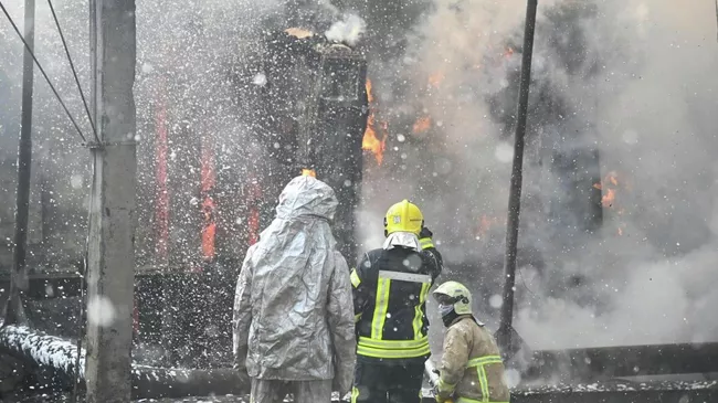 Украинские пожарные во время тушения пожара