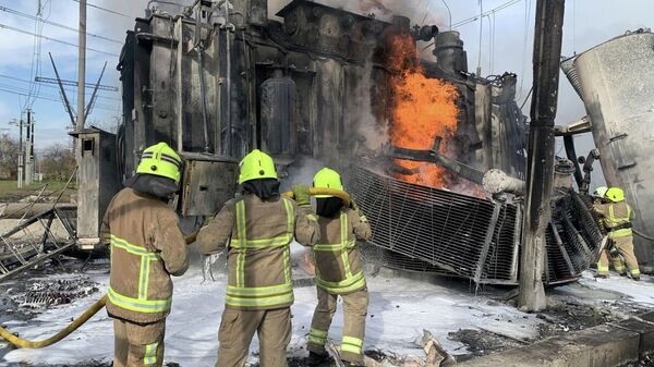 Украинские пожарные во время тушения пожара на одном из инфраструктурных объектов на Украине. Архивное фото