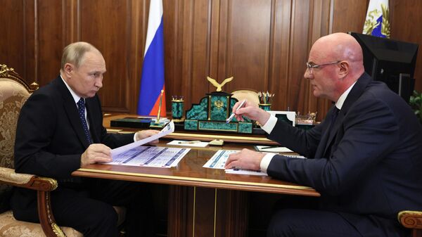 Президент РФ Владимир Путин и заместитель председателя правительства РФ Дмитрий Чернышенко во время встречи