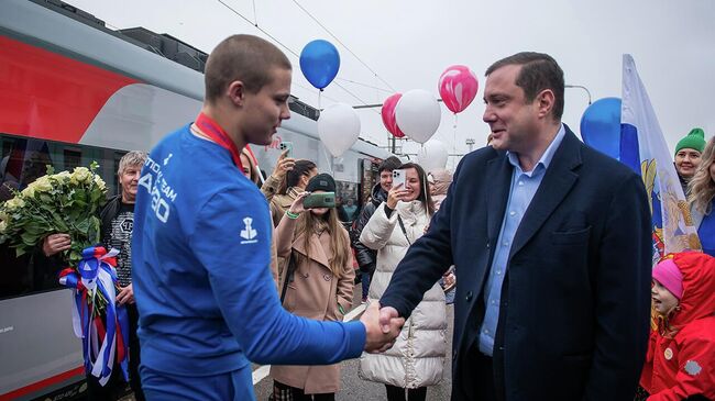 Губернатор Смоленской области Алексей Островский поздравляет чемпиона мира по самбо среди юношей Дениса Федотова 