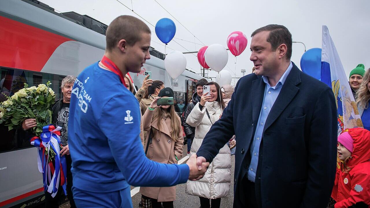 Губернатор Смоленской области Алексей Островский поздравляет чемпиона мира по самбо среди юношей Дениса Федотова  - РИА Новости, 1920, 24.10.2022