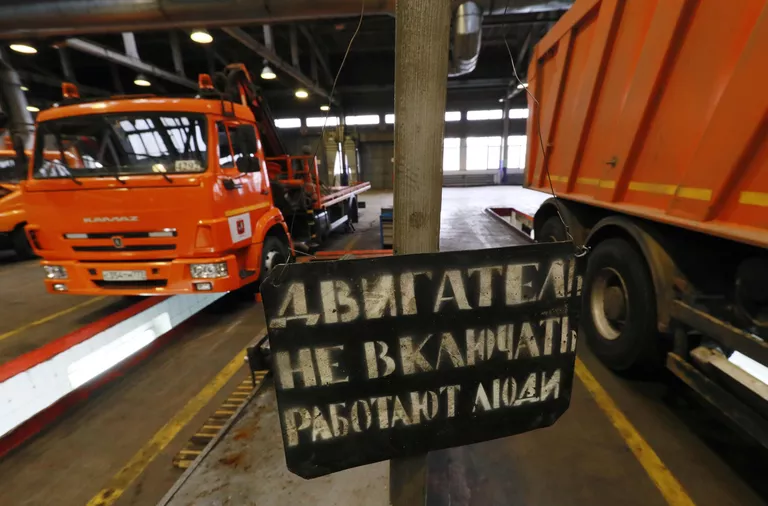 Спецтехника в ремонтной зоне Спецтехника в ремонтной зоне