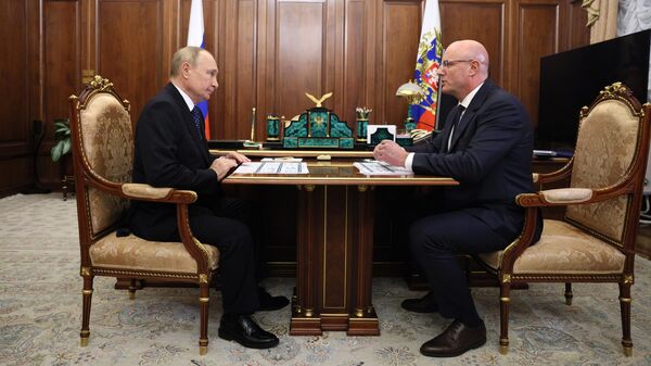Президент РФ Владимир Путин и заместитель председателя правительства РФ Дмитрий Чернышенко (справа)