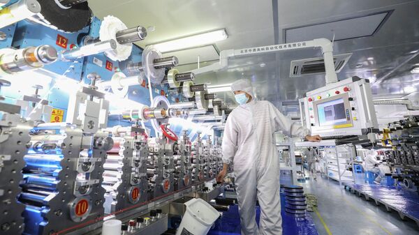 Рабочий на заводе по производству электроники в Хуайане, Китай