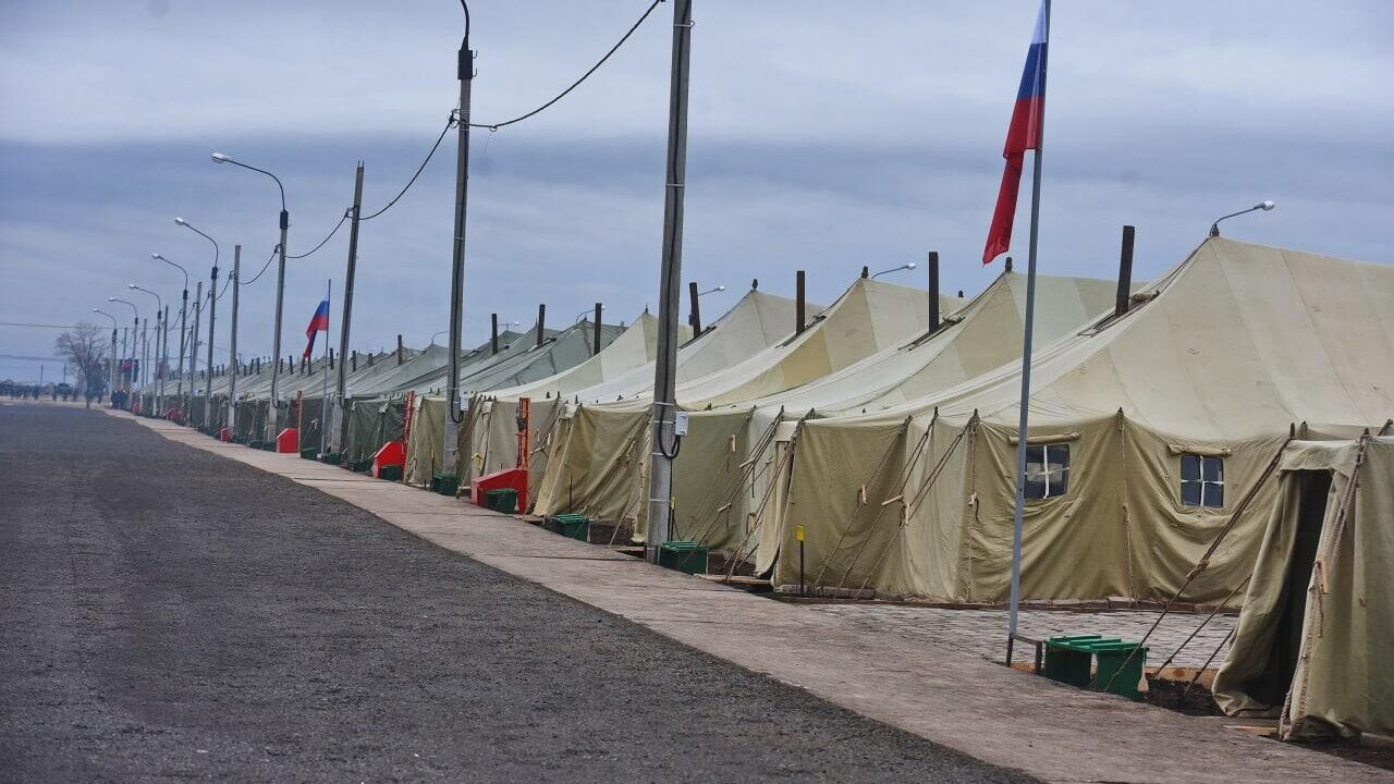 Игорь Комаров и Денис Паслер посетили военный городок, где проходят боевое слаживание мобилизованные оренбуржцы - РИА Новости, 1920, 24.10.2022