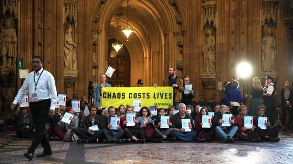 Активисты Greenpeace устроили протест в здании парламента Великобритании