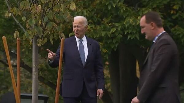 Президент США Джо Байден после церемонии посадки деревьев на лужайке Белого дома