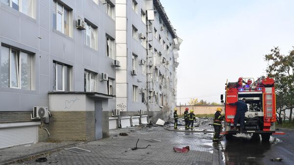 Пожарные у здания запорожской областной телекомпании ЗаТВ, пострадавшего в результате взрыва в Мелитополе