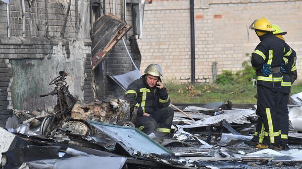 Пожарные у здания запорожской областной телекомпании ЗаТВ, пострадавшего в результате взрыва в Мелитополе
