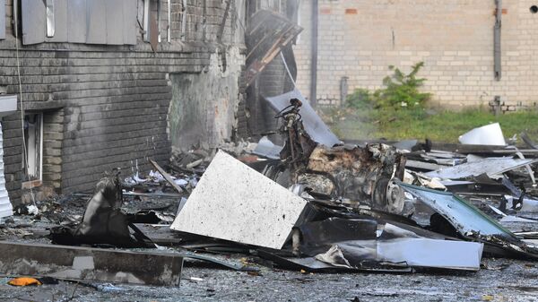 Обломки у здания запорожской областной телекомпании ЗаТВ, пострадавшего в результате взрыва в Мелитополе