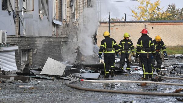 Пожарные у здания запорожской областной телекомпании ЗаТВ в Мелитополе, пострадавшего в результате взрыва 