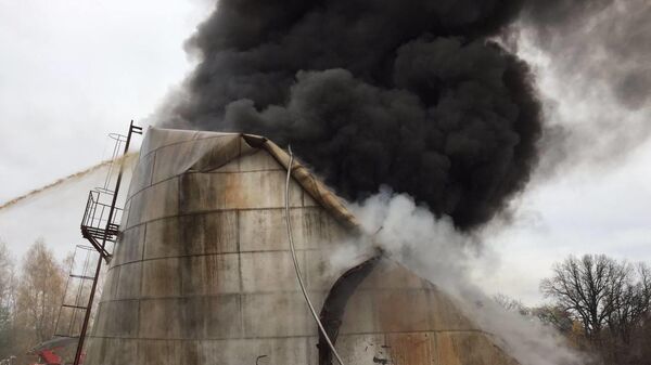 Дым на месте пожара в резервуаре с остатками нефтепродуктов в Нижнем Новгороде