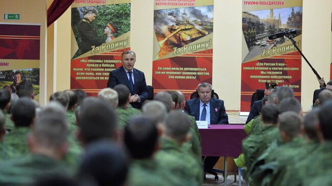 Главы Адыгеи Мурат Кумпилов и полномочный представитель Президента РФ в ЮФО Владимир Устинов в центре сбора мобилизованных в Адыгее