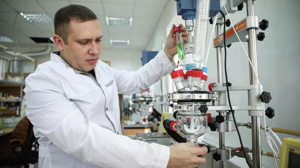  Андрей Блинов за работой на лабораторном оборудовании