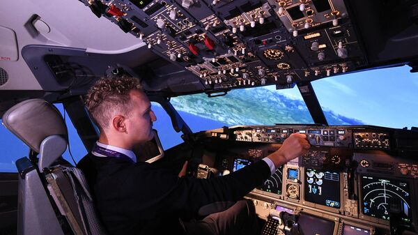Сотрудник тренажерного комплекса Вода-суша авиакомпании Аэрофлот в кабине полнопилотажного тренажера 737-800