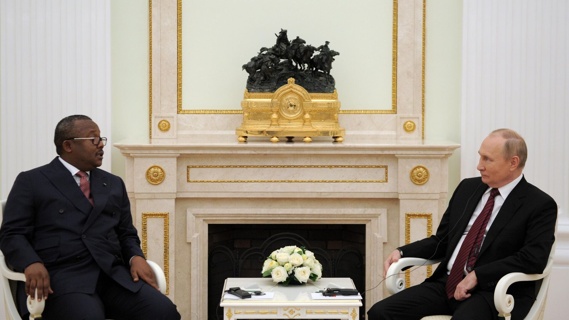 Президент РФ Владимир Путин и президент Гвинеи-Бисау Умару Сисоку Эмбало во время встречи0