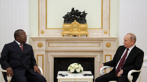 Президент РФ Владимир Путин и президент Гвинеи-Бисау Умару Сисоку Эмбало во время встречи