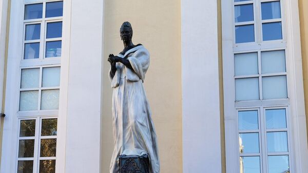 Памятник оперной певице, народной артистке СССР Галине Вишневской на ул. Остоженка в Москве