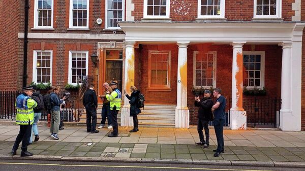  Активисты экологического движения Just Stop Oil распылили оранжевую краску на штаб-квартиру лоббистских групп в Лондоне