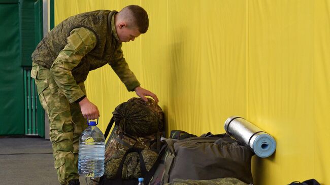 Молодой человек, призванный на военную службу в ходе частичной мобилизации, на сборном пункте