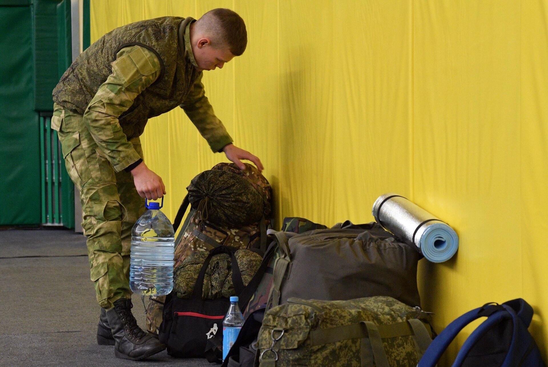 Молодой человек, призванный на военную службу в ходе частичной мобилизации, на сборном пункте - РИА Новости, 1920, 25.10.2022